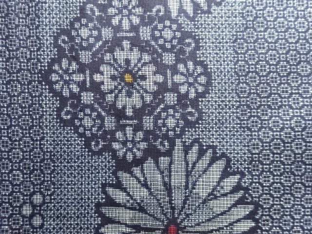 アンティーク　蜀江に花模様織出し本場正藍泥染大島紬着物（割り込み絣）